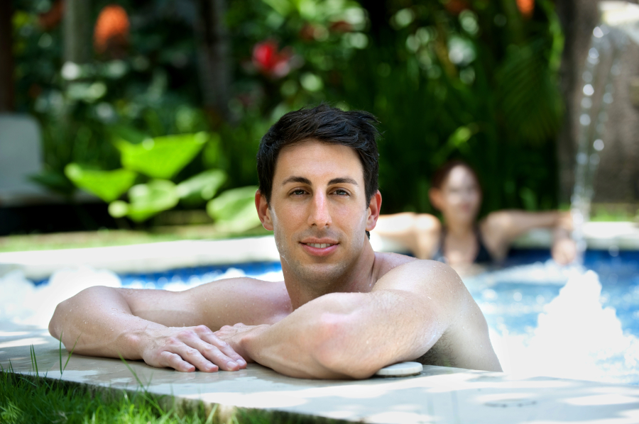 détente dans le piscine d'un camping